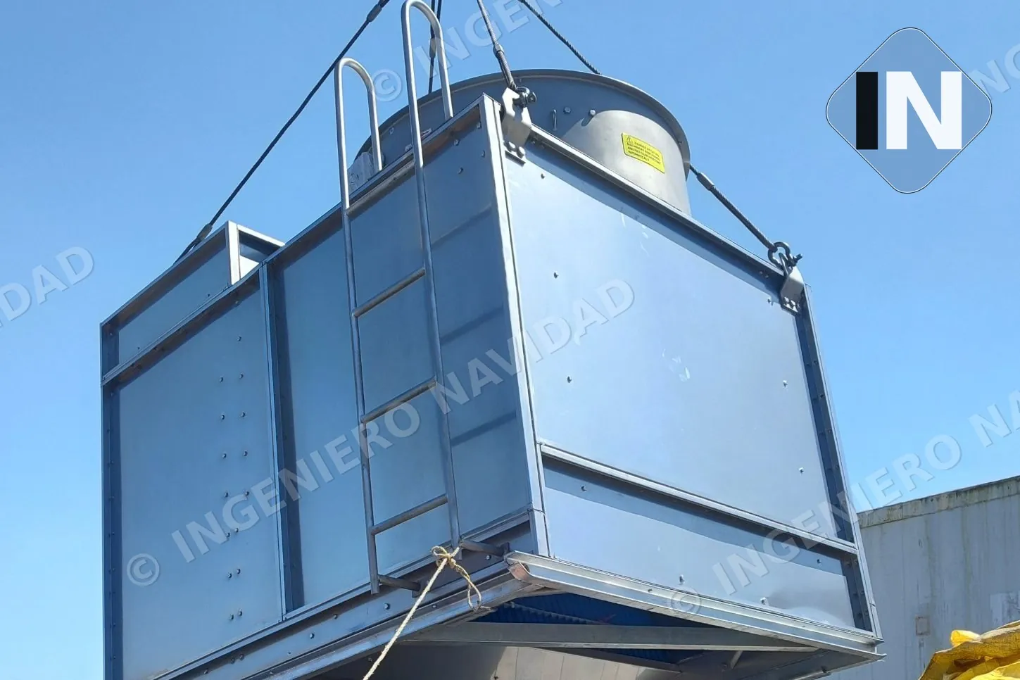 Izaje de condensador evaporativo con grúa