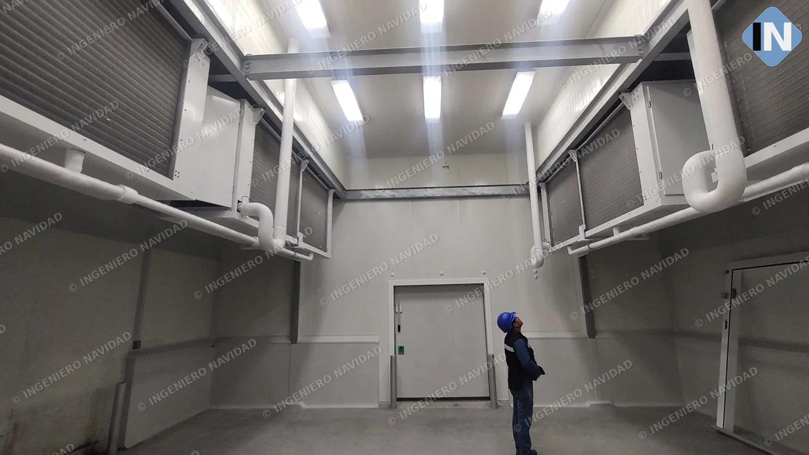 Operador junto a difusores de gran capacidad en cámara de abatimiento