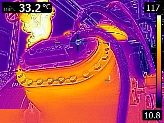Termografía del cabezal del cilindro de un compresor de amoníaco, con lecturas entre 33.2 y 117 °C