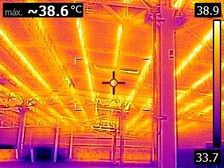 Termografía del techo de una bodega vista desde dentro, con máxima de 38.6 °C en la lámina